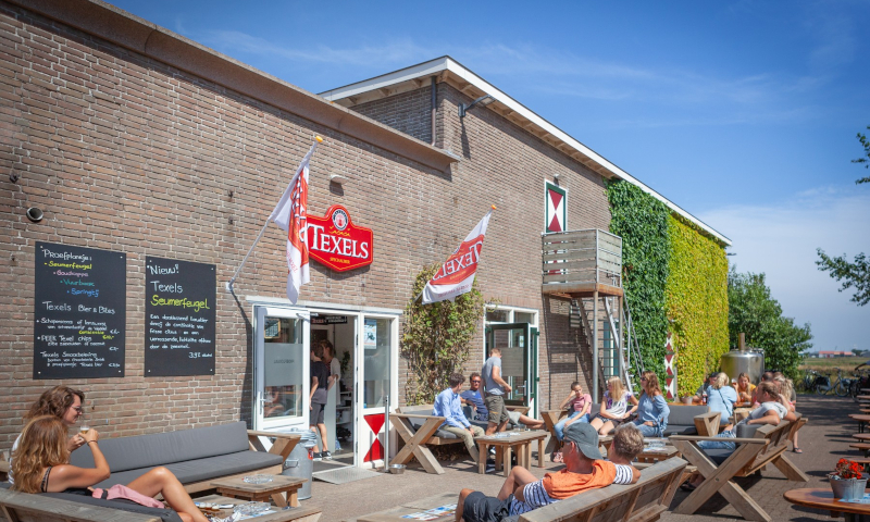 Mensen op het terras van de Texelse Bierbrouwerij